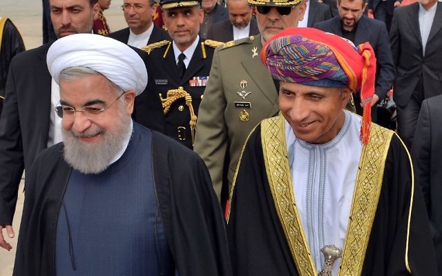 Le vice-premier ministre omanais, Fahd Bin Mahmoud al-Saïd, accueille le président iranien Hassan Rouhani lors de son arrivée à Mascate, Oman, le 15 février 2017 (Crédit : AFP PHOTO / Omani News Aid / Handout)