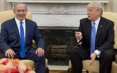 Le Premier ministre Benjamin Netanyahu, à gauche, et le président américain Donald Trump dans le Bureau ovale de la Maison Blanche, le 15 février 2017. (Crédit : Saul Loeb/AFP) Le Premier ministre Benjamin Netanyahu, à gauche, et le président américain Donald Trump dans le Bureau ovale de la Maison Blanche, le 15 février 2017. (Crédit : Saul Loeb/AFP)