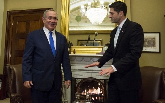 Le Président de la Chambre des députés, Paul Ryan, parle avec le Premier ministre israélien Benjamin Netanyahu lors d'une réunion au Capitole à Washington le 15 février 2017 (Crédit : AFP / ZACH GIBSON)