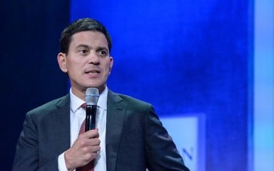 Cette photo prise le 19 septembre 2016 montre le président et le chef de la direction de l'ONG International Rescue Committee (ICR) David Miliband modérant une discussion lors de la Clinton Global Initiative Annual Meeting à l'hôtel Sheraton à New York, Etats-Unis (Crédit : AFP PHOTO / GETTY IMAGES AMÉRIQUE DU NORD / STEPHANIE KEITH)