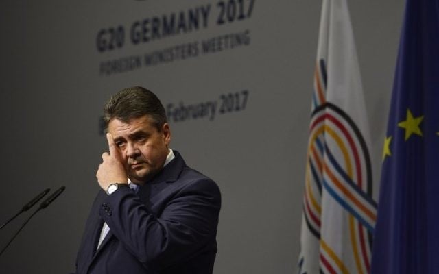 Le ministre allemand des Affaires étrangères Sigmar Gabriel lors d'une réunion des ministres des Affaires étrangères du G20 au centre de conférence internationale à Bonn, le 16 février 2017. (Crédit : Sascha Schuermann/AFP) Le ministre allemand des Affaires étrangères Sigmar Gabriel lors d'une réunion des ministres des Affaires étrangères du G20 au centre de conférence internationale à Bonn, le 16 février 2017. (Crédit : Sascha Schuermann/AFP)