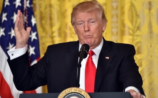 Le président américain Donald Trump lors d'une conférence de presse à la Maison Blanche, le 16 février 2017. (Crédit : Nicholas Kamm/AFP) Le président américain Donald Trump lors d'une conférence de presse à la Maison Blanche, le 16 février 2017. (Crédit : Nicholas Kamm/AFP)