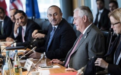 Le secrétaire d'Etat américain Rex Tillerson (2e à droite) et le ministre turc des Affaires étrangères, Mevlut Cavusoglu (au centre), avec d'autres diplomates avant une réunion sur la Syrie au Centre mondial de conférences de Bonn, en Allemagne, le 17 février 2017 (Crédit : AFP PHOTO / Brendan Smialowski)