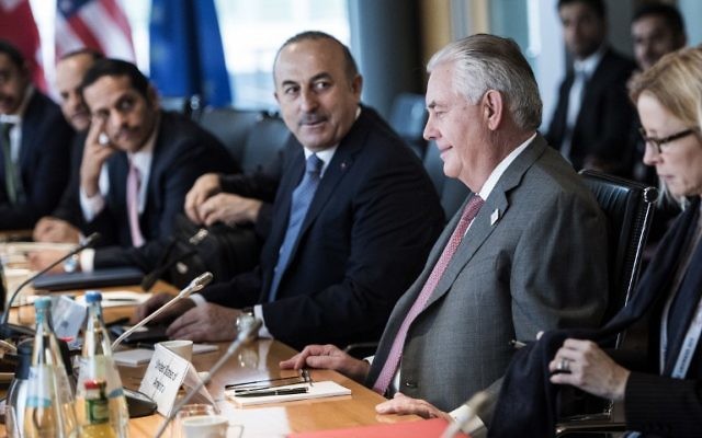 Le secrétaire d'Etat américain Rex Tillerson (2e à droite) et le ministre turc des Affaires étrangères, Mevlut Cavusoglu (au centre), avec d'autres diplomates avant une réunion sur la Syrie au Centre mondial de conférences de Bonn, en Allemagne, le 17 février 2017 (Crédit : AFP PHOTO / Brendan Smialowski) Le secrétaire d'Etat américain Rex Tillerson (2e à droite) et le ministre turc des Affaires étrangères, Mevlut Cavusoglu (au centre), avec d'autres diplomates avant une réunion sur la Syrie au Centre mondial de conférences de Bonn, en Allemagne, le 17 février 2017 (Crédit : AFP PHOTO / Brendan Smialowski)