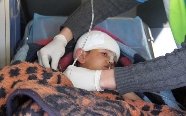 Un enfant syrien, Abdel Basset Al-Satuf dans une ambulance à Al-Hbeit, dans la province d'Idleb le 17 février 2017 (Crédit : Omar Haj Kadour/AFP )