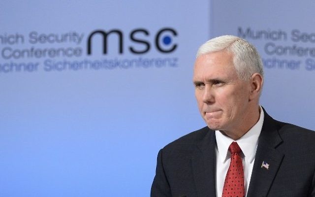 Le vice-président américain Mike Pence pendant la Conférence de sécurité de Munich, en Allemagne, le 18 février 2017. (Crédit : Thomas Kienzle/AFP) Le vice-président américain Mike Pence pendant la Conférence de sécurité de Munich, en Allemagne, le 18 février 2017. (Crédit : Thomas Kienzle/AFP)