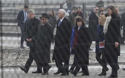 Le vice-président américain Michael Richard Pence (3g) marche près des anciens prisonniers du camp de concentration nazi Dachau, Abba Naor d'Israël (2g), Karen Pence (3d), Charlotte Pence (2d) et chef du camp de concentration de Dachau Memorial Gabriele Hammermann R) au camp de concentration de Dachau à l'ancien camp de concentration nazi de Dachau, dans le sud-ouest de l'Allemagne, le 19 février 2017. (Crédit : AFP / Thomas Kienzle)
