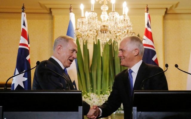 Le Premier ministre Benjamin Netanyahu, à gauche et son homologue australien Malcolm Turnbull pendant leur conférence de presse conjointe à Sidney, le 22 février 2017. (Crédit : Jason Reed/Pool/AFP)