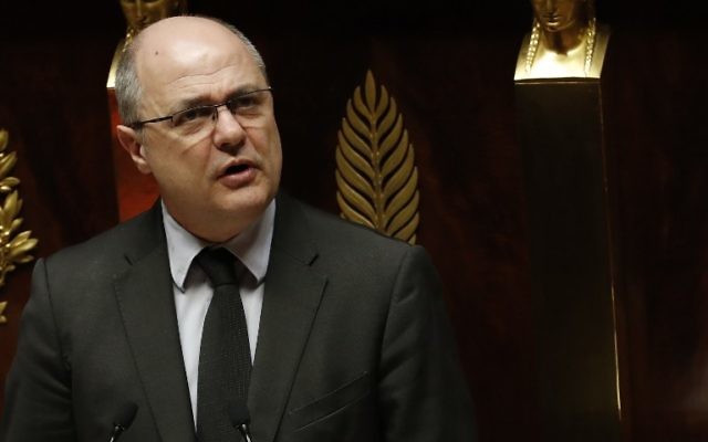 Le ministre de l’Intérieur Bruno Le Roux a exprimé vendredi son « indignation » après l’agression dont ont été victimes deux jeunes juifs à Bondy. Ici à l'Assemblée nationale, en février 2017 (Crédit : AFP / Patrick KOVARIK)