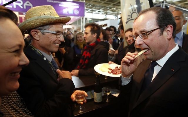 Le président français François Hollande en visite au Salon de l'Agriculture, à Paris, le 25 février 2017. (Crédit : Christian Hartmann/AFP)