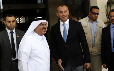 Mohammad al-Amadi, envoyé du Qatar dans la bande de Gaza, 2e à gauche, avec Nikolay Mladenov, envoyé des Nations unies pour la paix au Proche Orient, à droite, à Gaza Ville, le 17 septembre 2015. (Crédit : Mohammed Abed/AFP)