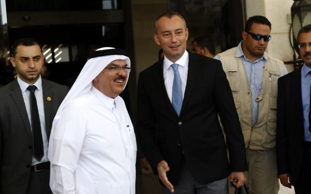 Mohammad al-Amadi, envoyé du Qatar dans la bande de Gaza, 2e à gauche, avec Nikolay Mladenov, envoyé des Nations unies pour la paix au Proche Orient, à droite, à Gaza Ville, le 17 septembre 2015. (Crédit : Mohammed Abed/AFP)