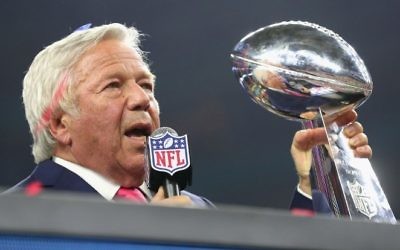 Le propriétaire de l'équipe des Patriots de Nouvelle Angleterre Robert Kraft avec à la main le Trophée  Vince Lombardi  durant le Superbowl au NRG Stadium , le 5 février 2017 à Houston, au Texas (Crédit :  Tom Pennington/Getty Images/AFP)
