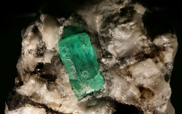 UNe émeraude de la Mine de Muzo en Colombie (Crédit : Didier Descouens/CC-BY-SA-3.0/Wikimedia) UNe émeraude de la Mine de Muzo en Colombie (Crédit : Didier Descouens/CC-BY-SA-3.0/Wikimedia)
