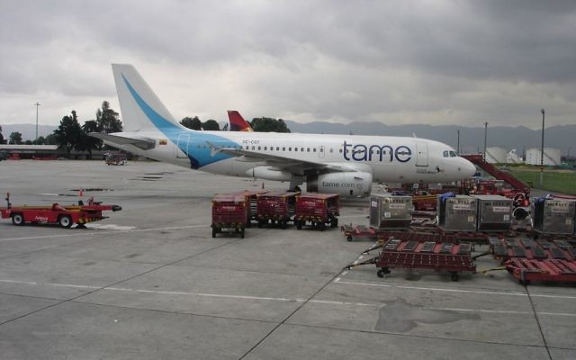 Un avion de la compagnie colombienne Tame à l'aéroport de Bogota, en 2010. Illustration. (Crédit : Sylvain2803/CC BY-SA 3.0/WikiCommons)