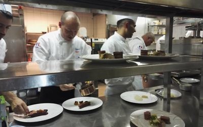 David Biton, le chef du restaurant La Regence, à Jérusalem, accueille Frédéric Simonin, chef parisien, pour la semaine So French, So Food, en février 2017. (Crédit : Facebook/Institut français de Jérusalem)