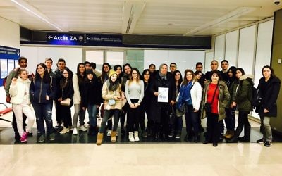 Arrivée à Paris de la délégation des jeunes Israéliens et Palestiniens participant au voyage pour le vivre ensemble, le 20 février 2017. (Crédit Facebook/page officielle de Latifa Ibn Ziaten)