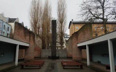 A Amsterdam, un mémorial de l'Holocauste a été érigé dans l'ancien théâtre où 80 000 Juifs néerlandais avaient été incarcérés avant d'être déportés dans des camps de transit nazis comme Westerbork, le 15 janvier 2017 (Crédit : Matt Lebovic/The Times of Israel)