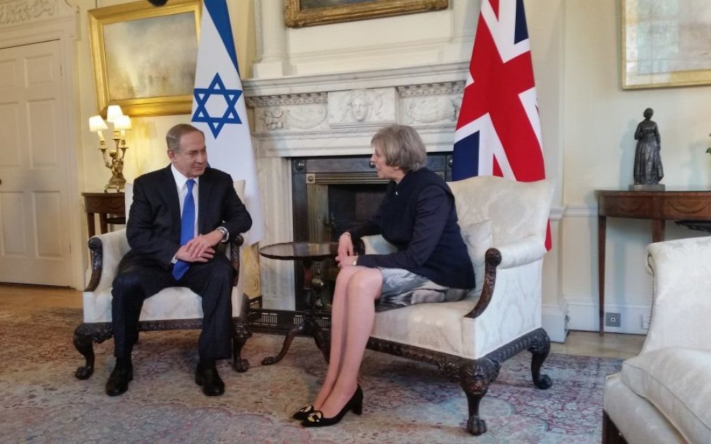 Le Premier ministre Benjamin Netanyahu et son homologue britannique Theresa May, à Londres, le 6 février 2017. (Crédit : Raphael Ahren/Times of Israël) Le Premier ministre Benjamin Netanyahu et son homologue britannique Theresa May, à Londres, le 6 février 2017. (Crédit : Raphael Ahren/Times of Israël)
