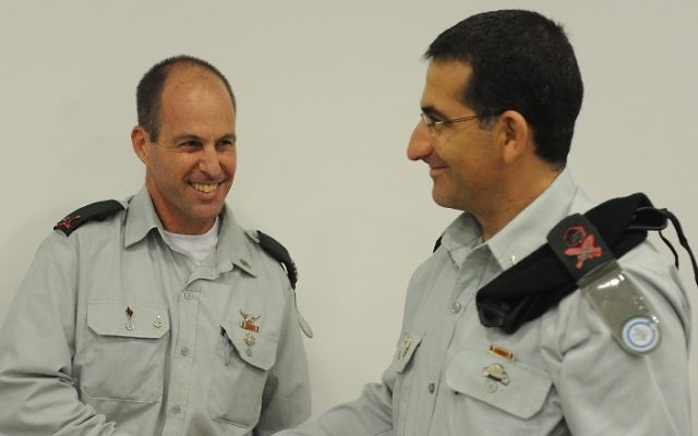 Le Brigadier-général Nehemia Sokol, à gauche, échange une poigned de main avec le Brigadier-général d'alors Kobi Barak, à droite, qui est dorénavant à la tête des forces de l'armée israélienne sur le terrain, le 23 septembre 2012 (Crédit : Département de la Technologie et de la Logistique de l'armée israélienne) Le Brigadier-général Nehemia Sokol, à gauche, échange une poigned de main avec le Brigadier-général d'alors Kobi Barak, à droite, qui est dorénavant à la tête des forces de l'armée israélienne sur le terrain, le 23 septembre 2012 (Crédit : Département de la Technologie et de la Logistique de l'armée israélienne)