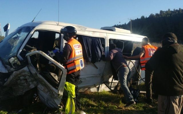 Les secours sur la scène d'un accident de voiture dans le sud d'Israël, qui a blessé 18 Palestiniens le 7 février 2017. (Crédit : porte-parole de United Hatzalah) Les secours sur la scène d'un accident de voiture dans le sud d'Israël, qui a blessé 18 Palestiniens le 7 février 2017. (Crédit : porte-parole de United Hatzalah)