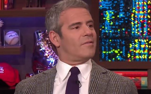 Andy Cohen pendant son émission, "Watch What Happens Live", diffusée sur la chaîne américaine Bravo, le 20 février 2017. (Crédit : capture d'écran YouTube) Andy Cohen pendant son émission, "Watch What Happens Live", diffusée sur la chaîne américaine Bravo, le 20 février 2017. (Crédit : capture d'écran YouTube)