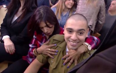Elor Azaria, jugé coupable d'homicide après avoir tué un terroriste palestinien neutralisé, avec sa mère devant le tribunal militaire de Tel Aviv, le 21 février 2017. (Crédit : capture d'écran Deuxième chaîne)