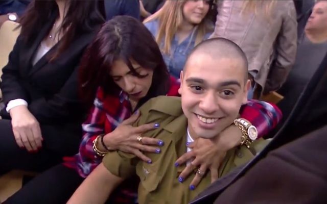 Elor Azaria, jugé coupable d'homicide après avoir tué un terroriste palestinien neutralisé, avec sa mère devant le tribunal militaire de Tel Aviv, le 21 février 2017. (Crédit : capture d'écran Deuxième chaîne) Elor Azaria, jugé coupable d'homicide après avoir tué un terroriste palestinien neutralisé, avec sa mère devant le tribunal militaire de Tel Aviv, le 21 février 2017. (Crédit : capture d'écran Deuxième chaîne)