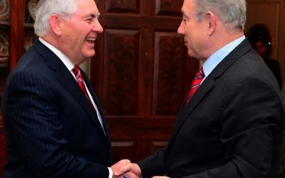 Le Premier ministre Benjamin Netanyahu, à droite, et le secrétaire d'Etat américain Rex Tillerson, à Washington, D.C., le 14 février 2017. (Crédit : Avi Ohayun/GPO)