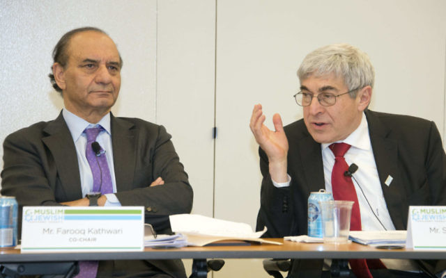 Farooq Kathwari, (à gauche) et ) Stanley Bergman, (à droite) coprésident une réunion du Conseil Consultatif Musulmans-Juifs au Capitole, le 2 février 2017 (Crédit : Ronald Sachs/ via JTA)