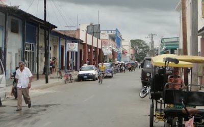 Une rue de Ciego de Avila, à Cuba. Illustration. (Crédit : Leon Petrosyan/CC BY-SA/Wikimedia)