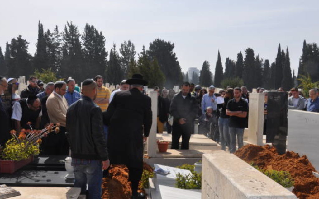 Plus de 200 Israéliens ont assisté aux funérailles de Hilde Nathan, survivante de l'Holocauste, le 27 février 2017. (Crédit : Jacob Israel/United with Israel) Plus de 200 Israéliens ont assisté aux funérailles de Hilde Nathan, survivante de l'Holocauste, le 27 février 2017. (Crédit : Jacob Israel/United with Israel)