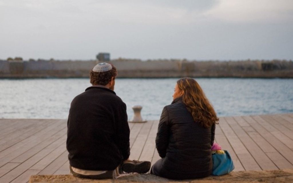 Un couple juif profite de la Saint Valentin sur le front de mer de Tel Aviv (Crédit :  Dima Vazinovich/Flash90)