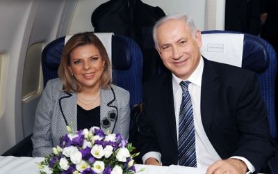 Le Premier ministre Benjamin Netanyahu et son épouse Sara à bord d'un avion, à l'aéroport Ben Gurion, le 24 août 2009. Illustration. (Crédit : Amos Ben Gershom/GPO/Flash90)
