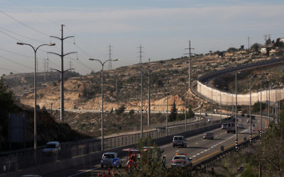 La barrière de sécurité à proximité de l'implantation de Beit Horon sur la Route 443 (Crédit : Kobi Gideon/Flash90)