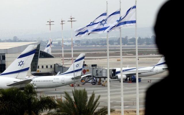 Des avions d'El Al sur le tarmac de l'aéroport international Ben Gurion, en avril 2013. Illustration. (Crédit : Flash90) Des avions d'El Al sur le tarmac de l'aéroport international Ben Gurion, en avril 2013. Illustration. (Crédit : Flash90)