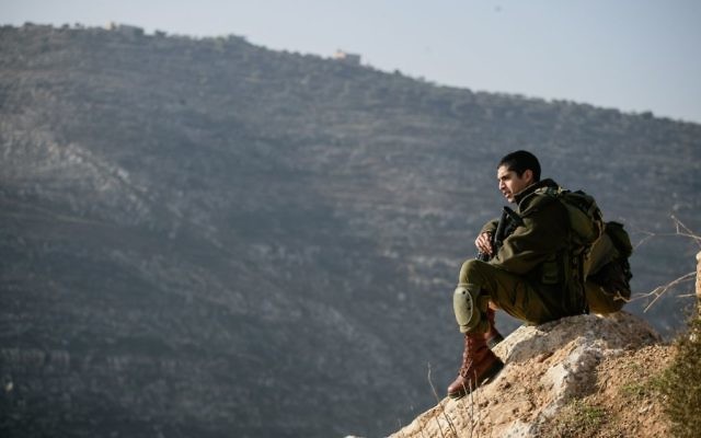 Un soldat israélien dans la vallée du Jourdain, en janvier 2014. Illustration. (Crédit : Uri Lenz/Flash90) Un soldat israélien dans la vallée du Jourdain, en janvier 2014. Illustration. (Crédit : Uri Lenz/Flash90)
