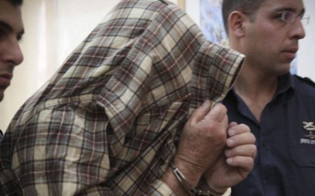 L'exterminateur, qui a placé le poison qui a provoqué la mort de deux enfants à Givat Mordechai, lors d'une audience à Jérusalem le 23 janvier 2014 (Crédit : Hadas Parush / Flash90)