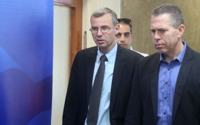 Le ministre de la Sécurité publique Gilad Erdan, à droite, et le ministre du Tourisme , Yariv Levin à leur arrivée à la réunion hebdomadaire de cabinet à Jérusalem, le 26 mai 2015 (Crédit : Marc Israel Sellem/Pool/Flash90) Le ministre de la Sécurité publique Gilad Erdan, à droite, et le ministre du Tourisme , Yariv Levin à leur arrivée à la réunion hebdomadaire de cabinet à Jérusalem, le 26 mai 2015 (Crédit : Marc Israel Sellem/Pool/Flash90)