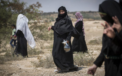 Des habitantes du village bédouin d'Umm al-Hiran rentrent chez elle après une manifestation contre un projet de nouvelle ville juive, le 27 août 2015. (Crédit : Hadas Parush/Flash90)