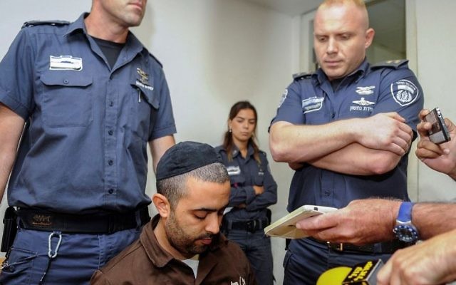 Shlomo Pinto devant la cour de Haïfa, le 14 octobre 2015. (Crédit : Basel Awidat/Flash90)
