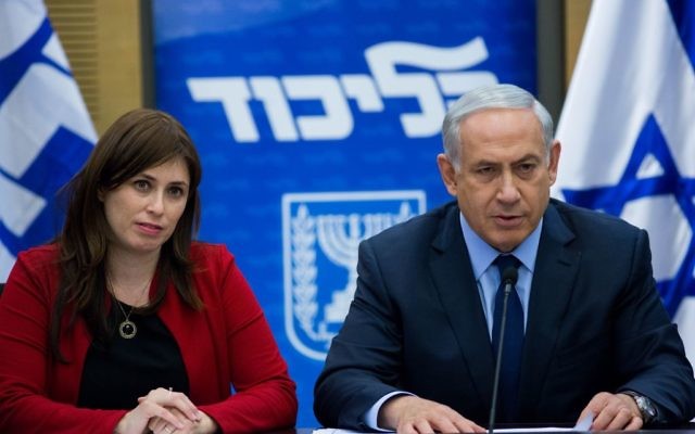 Le Premier ministre Benjamin Netanyahu, à droite, et la vice-ministre des Affaires étrangères, Tzipi Hotovely, assistant à une réunion de la faction du Likud à la Knesset, le 21 décembre 2015 (Crédit : Yonatan Sindel / Flash90)