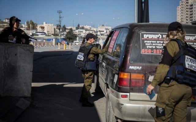 Checkpoint du camp de réfugiés de Shuafat, à l'est de Jérusalem, le 22 décembre 2015. Illustration. (Crédit : Hadas Parush/Flash90) Checkpoint du camp de réfugiés de Shuafat, à l'est de Jérusalem, le 22 décembre 2015. Illustration. (Crédit : Hadas Parush/Flash90)