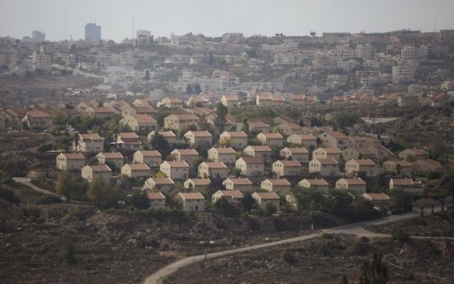 L'implantation d'Ofra, dans le centre de la Cisjordanie, le 17 novembre 2016. (Crédit : Lior Mizrahi/Flash90)