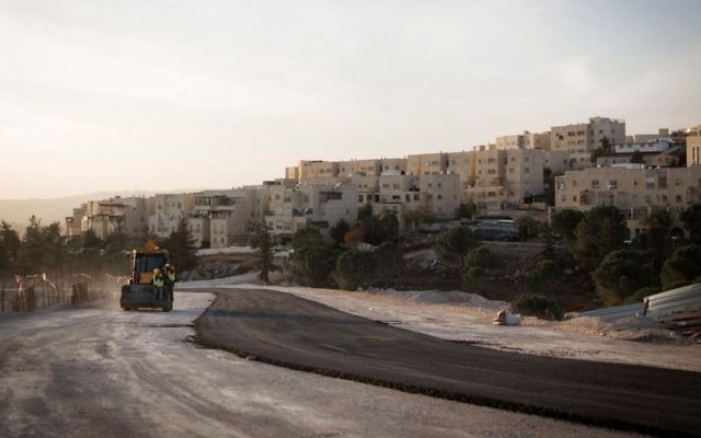 Coucher de soleil sur les travaux de construction dans le quartier juif de Ramat Shlomo, à Jérusalem Est, le 21 novembre 2016. (Crédit : Sebi Berens/Flash90)