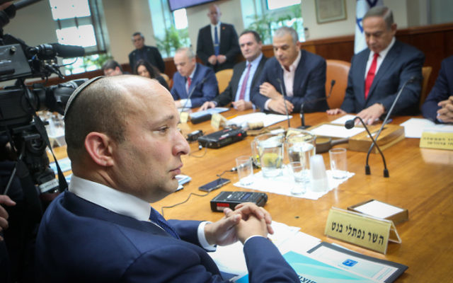 Naftali Bennett, ministre de l'Education, pendant la réunion hebdomadaire du cabinet dans les bureaux du Premier ministre à Jérusalem, le 22 janvier 2017. (Crédit : Alex Kolomoisky/Pool) Naftali Bennett, ministre de l'Education, pendant la réunion hebdomadaire du cabinet dans les bureaux du Premier ministre à Jérusalem, le 22 janvier 2017. (Crédit : Alex Kolomoisky/Pool)