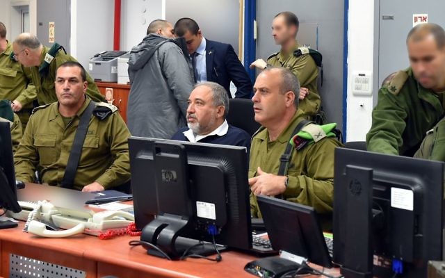 Avigdor Liberman, ministre de la Défense, au centre, pendant une visite de la division responsable de la bande de Gaza de l'armée israélienne, dans le sud du pays, le 31 janvier 2017. (Crédit : Ariel Hermoni/ministère de la Défense) Avigdor Liberman, ministre de la Défense, au centre, pendant une visite de la division responsable de la bande de Gaza de l'armée israélienne, dans le sud du pays, le 31 janvier 2017. (Crédit : Ariel Hermoni/ministère de la Défense)