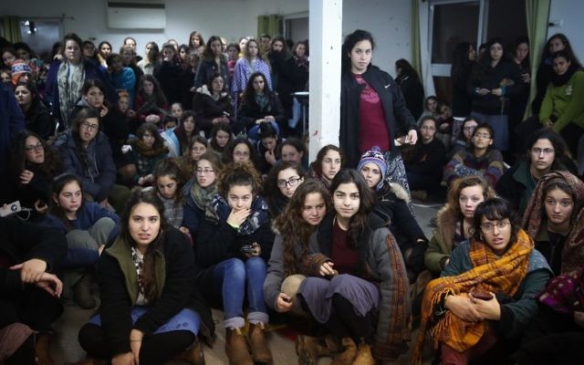 Jeunes de l'avant-poste d'Amona, le 31 janvier 2017. (Crédit : Hadas Parush/Flash90) Jeunes de l'avant-poste d'Amona, le 31 janvier 2017. (Crédit : Hadas Parush/Flash90)