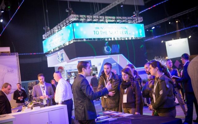 Des soldats à l'exposition et conférence Cybertech 2017 de Tel Aviv, le 31 janvier 2017 (Crédit : Miriam Alster/FLASH90)