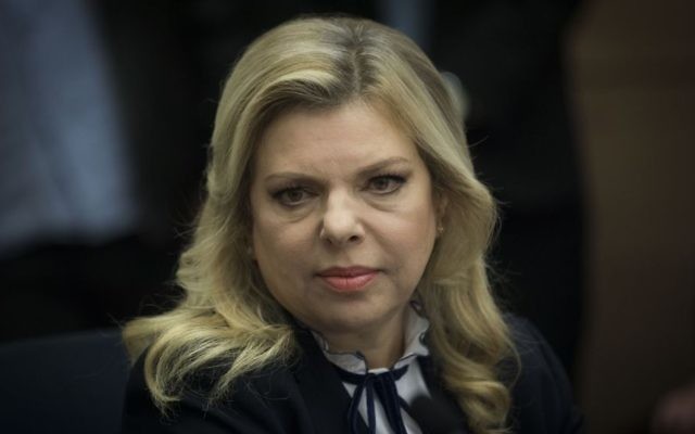 Sara Netanyahu, l'épouse du Premier ministre Benjamin Netanyahu, pendant une réunion pour encourager l'étude de la Torah à la Knesset, le 31 janvier 2017. (Crédit : Yonatan Sindel/Flash90) Sara Netanyahu, l'épouse du Premier ministre Benjamin Netanyahu, pendant une réunion pour encourager l'étude de la Torah à la Knesset, le 31 janvier 2017. (Crédit : Yonatan Sindel/Flash90)